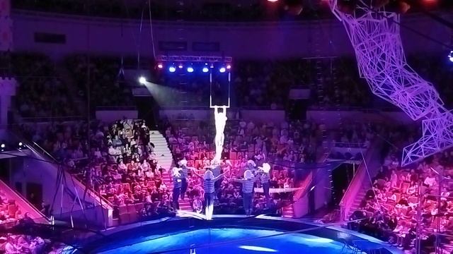 заключительное цирковое представление в цирке Екатеринбурга, воздушные гимнасты смотреть онлайн