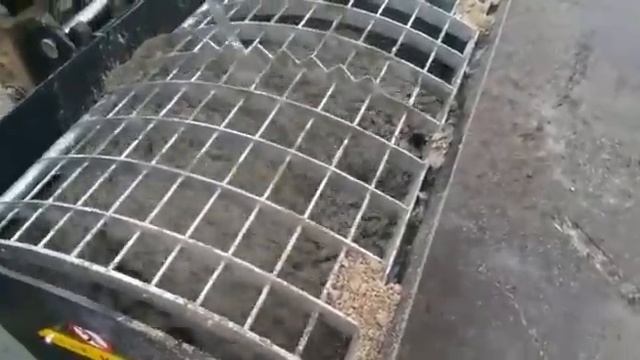 S20 Как приготовить бетон за 3минуты бетоносмесительным ковшом 200л SIMA на мини-экскаваторе Bobcat смотреть онлайн