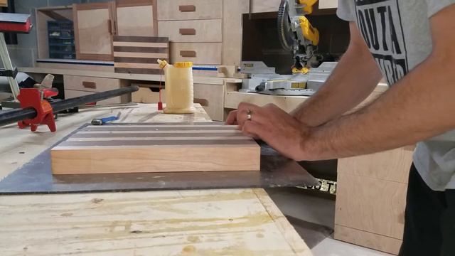 End grain cutting board - Walnut and Cherry Part 1 смотреть онлайн