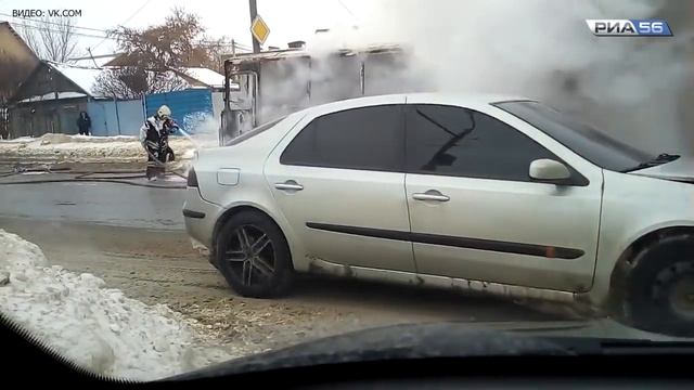 Оренбург. На улице Туркестанской сгорел пассажирский ПАЗик смотреть онлайн