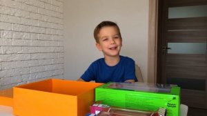 Волшебная коробка с машинками. Марк отгадывает загадки и получает новые машинки.