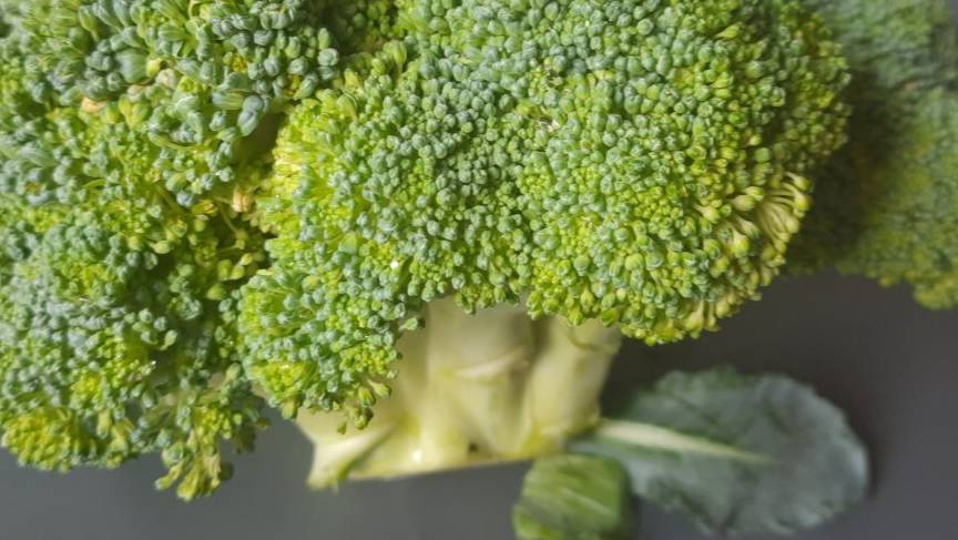 ОБАЛДЕННАЯ КУРИЦА С БРОККОЛИ ЗАПЕЧЕННАЯ В ФОРМОЧКАХ смотреть онлайн