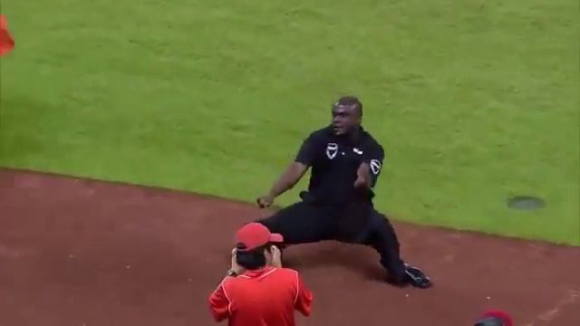 Охранник показал,кто здесь главный! смотреть онлайн