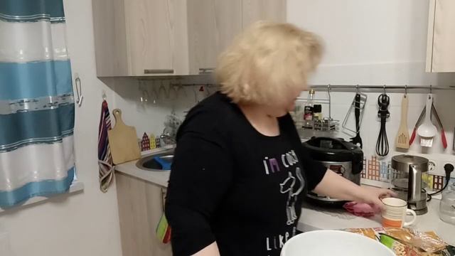 Разбираю покупки, болтаем за прошлое смотреть онлайн