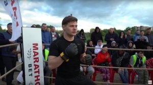 ЧЕРНЫЙ РИЭЛТОР против ПОЕДАТЕЛЯ МАКАРОН !! Крутой Бой !!!