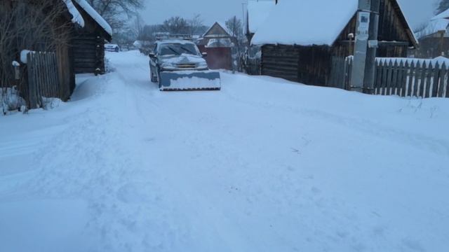 Нива чистит снег