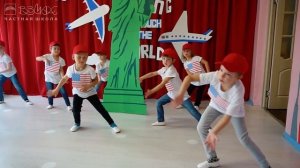 Малыши на английском языке поздравляют мам с 8 марта. Англоязычный детский сад «Взмах»