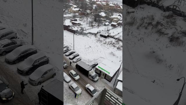Пробка в субботнее утро. И всё из-за м..... ов паркующихся вторым рядом. смотреть онлайн