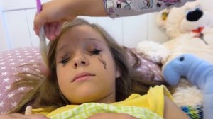 Лиза играет косметикой как мама - Ева не ожидала