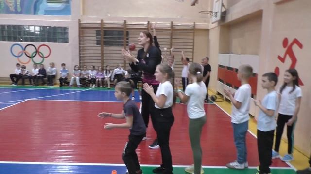 Урок баскетбола в средней школе №112 смотреть онлайн