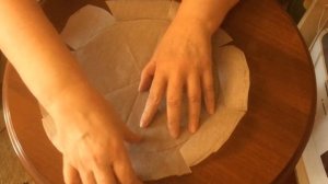 Подготовка круглой формы для выпечки бисквита