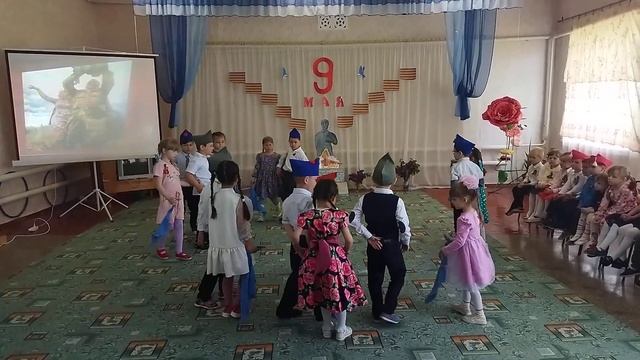 танец "Синий платочек" в старшей группе смотреть онлайн