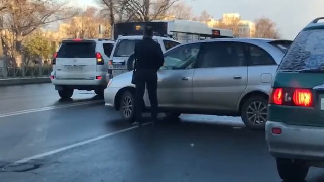 Toyota Nadia и Toyota Prado столкнулись в Южно-Сахалинске смотреть онлайн
