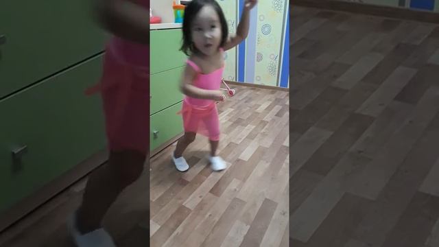 Милашка улыбашка бесится перед сном! смотреть онлайн