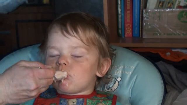 Прикол ! Ребёнок ест во сне !