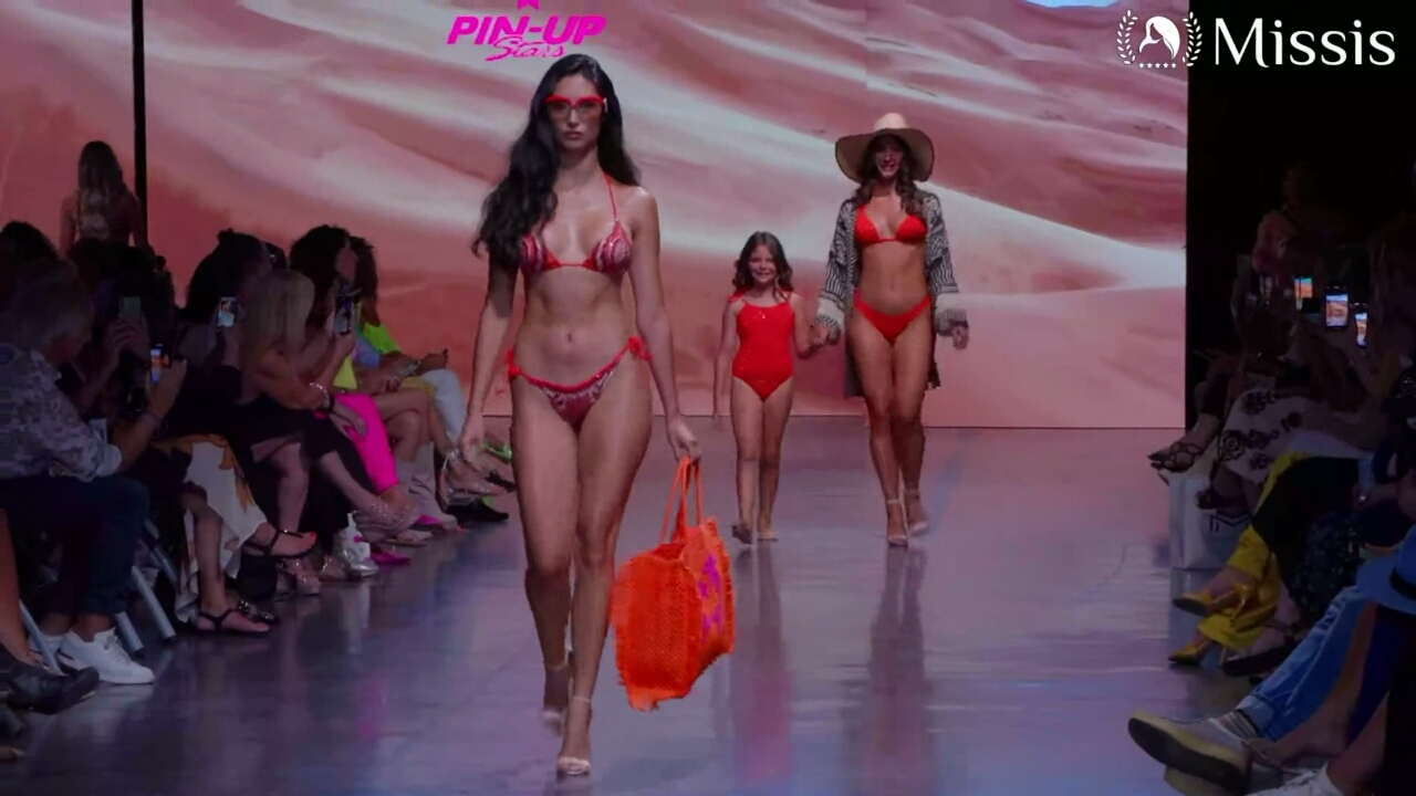 Пляжная мода. Fashion Show - extended version смотреть онлайн