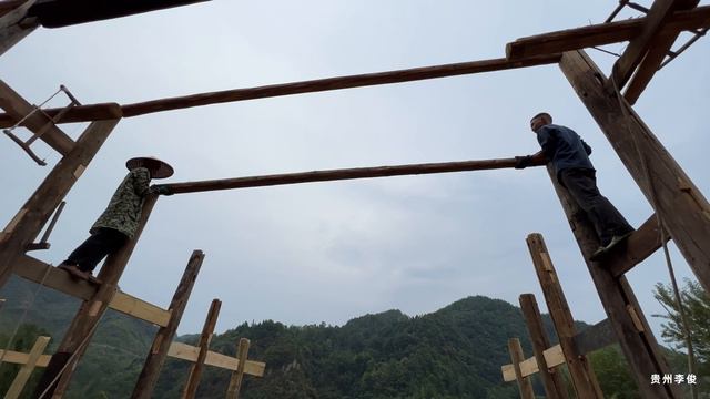 90后情侣为了过世外桃源生活，花掉所有积蓄改造一栋烂房子，盖完瓦片就完工了 смотреть онлайн