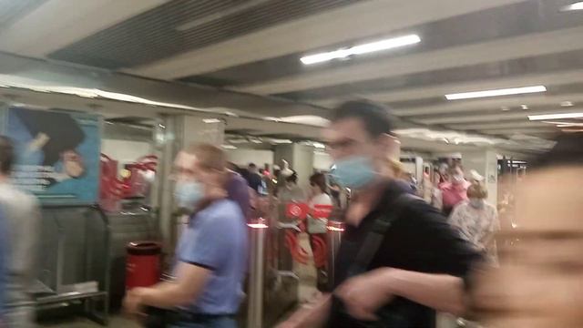 Контролеры и охранники в метро Царицыно пытались развести на штраф таджичку смотреть онлайн