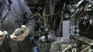 КПП Лада Калина с механизмом выбора передач тросового типа . Вылетает вторая передача .