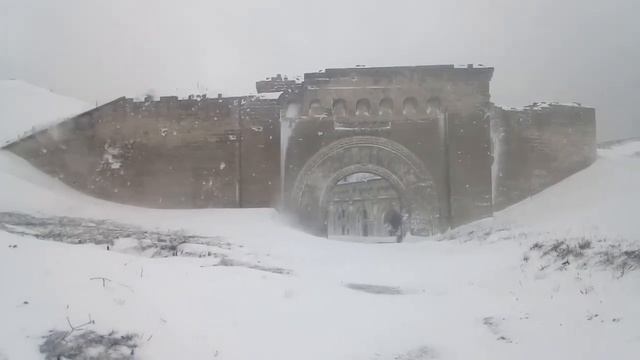 В Керчи снежный коллапс, но сотрудники крепости на рабочих местах смотреть онлайн