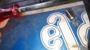 Toyota LC200. Замена габаритной лампочки