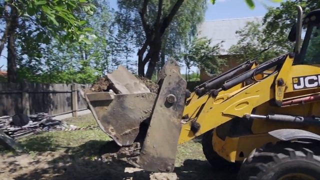 РАСЧИЩАЕМ ЗАПУЩЕННЫЙ УЧАСТОК 6 СОТОК - ДЕНЬ на ВСЕ РАБОТЫ смотреть онлайн