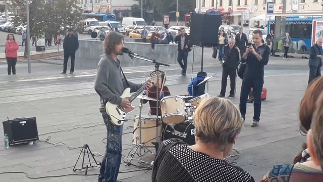 Парень с отцом играют Nirvana / Boy Playing Nirvana With His Father