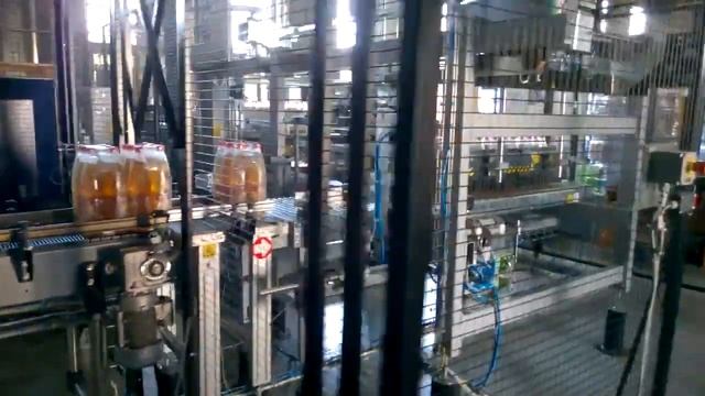 Линия упаковки напитков: групповая упаковка в термоусадочную плёнку, паллетирование и обмотка смотреть онлайн