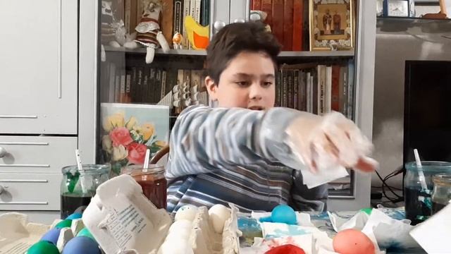 Как красить яйца на Пасху. смотреть онлайн