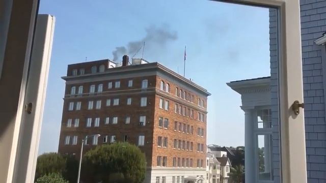 В консульстве россии в Сан-Франциско жгут документы перед закрытием. смотреть онлайн