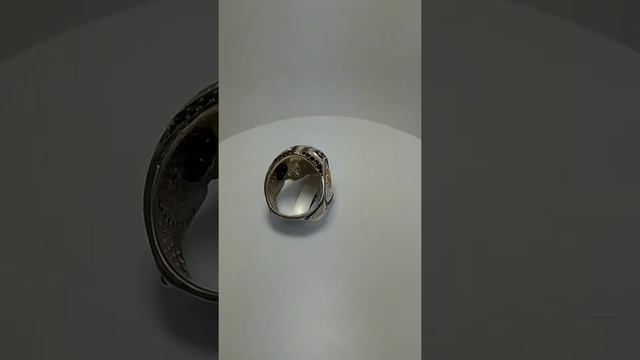 Серебряный перстень с фианитами и позолотой смотреть онлайн