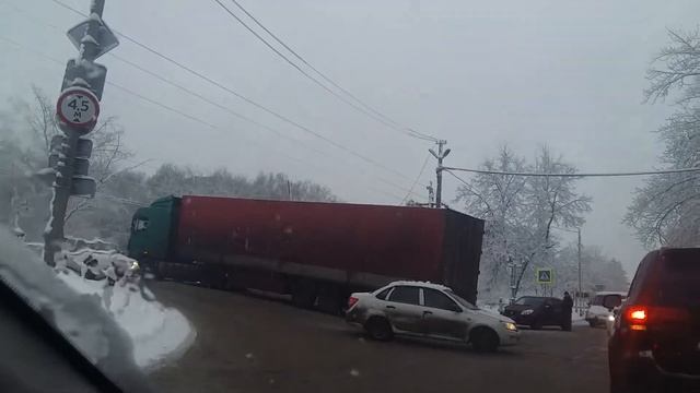 Фура буксует на жд переезде смотреть онлайн