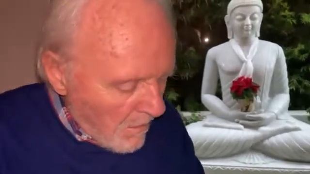Anthony Hopkins plays piano at his Home - смотреть онлайн