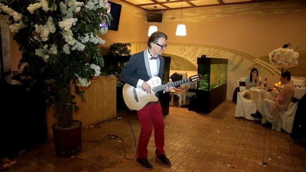 Гитарист исполняющий Сантану на банкете в ресторане в Москве