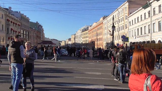 9 мая 2018 г., 18:50:15 Невский проспект полон народу. Перекрыт до Садовой смотреть онлайн