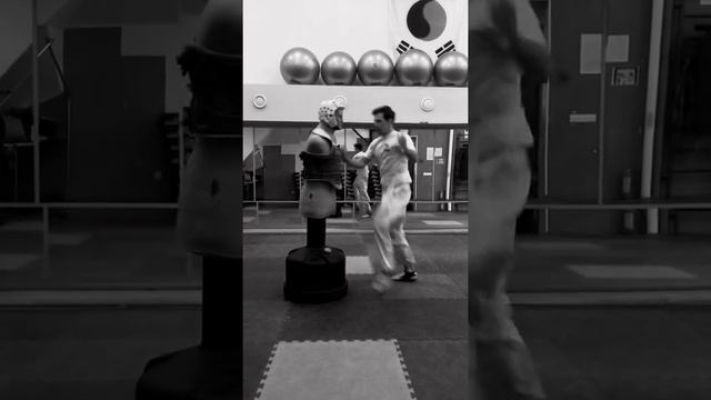 When один в зале смотреть онлайн