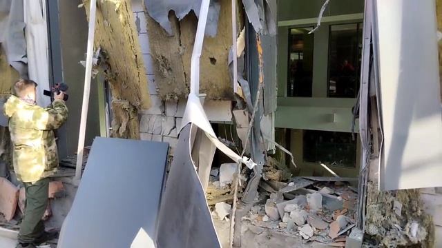 В центре Донецка под обстрел попала гостиница "Рамада". смотреть онлайн
