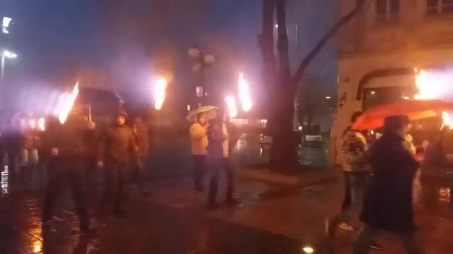 Въпреки дъжда, десетки родолюбци излязоха на факелно шествие в центъра на Бургас в памет на Левски смотреть онлайн