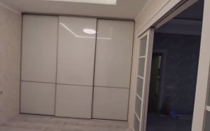 Встроенный шкаф-купе со стеклом белого цвета и 3 дверьми, для спальной комнаты | Вставка Lacobel