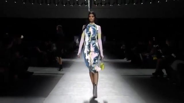 Versace Fall/Winter 2016/2017 Collection - Milan Fashion Week смотреть онлайн