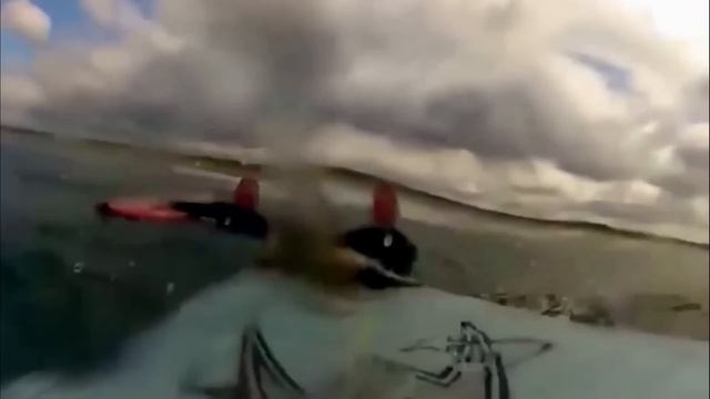На этого серфера сзади КТО ТО набросился! Он и не предполагал чем всё для него закончится! смотреть онлайн