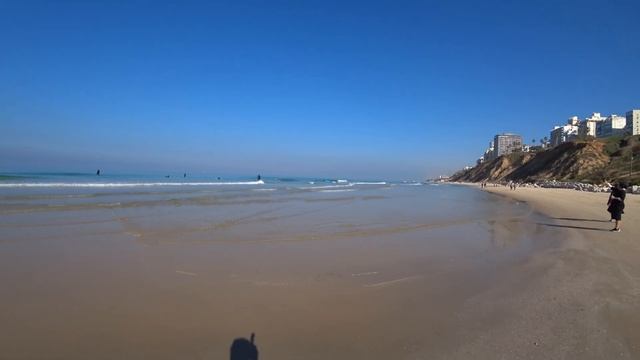 Разгар зимы в Нетании Израиль. Море и пляж в январе. смотреть онлайн
