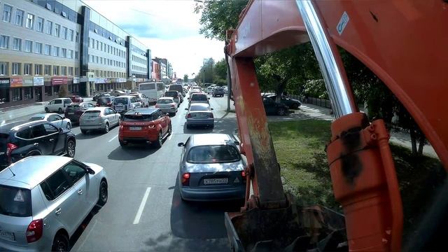 Перегон экскаватора ( оброс бородой пока в пробке стоял) смотреть онлайн