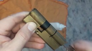 Как правильно смазать личинку дверного замка.