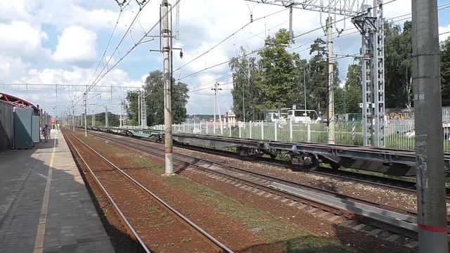 Электровоз ВЛ11.8-710 (ТОЧЭ-5) с контейнерными платформами.