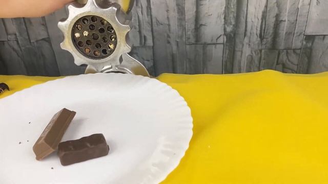 ЭКСПЕРИМЕНТ: СНИКЕРС ,КИТКАТ, Марс ПРОТИВ МЯСОРУБКИ / EXPERIMENT; Snickers Vs MEAT GRINDER смотреть онлайн