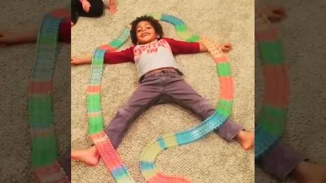 ГНУЩАЯСЯ И СВЕТЯЩАЯСЯ ГОНОЧНАЯ ТРАССА Magic Tracks смотреть онлайн