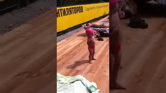 Доча танцует под клубняк смотреть онлайн
