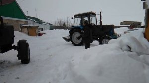 МтЗ-80 Вытаскивает Зил из снега  . за одно и буксируем