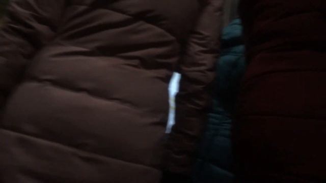 Кайеркан мороз люди ждут автобус и греются у банкомата смотреть онлайн